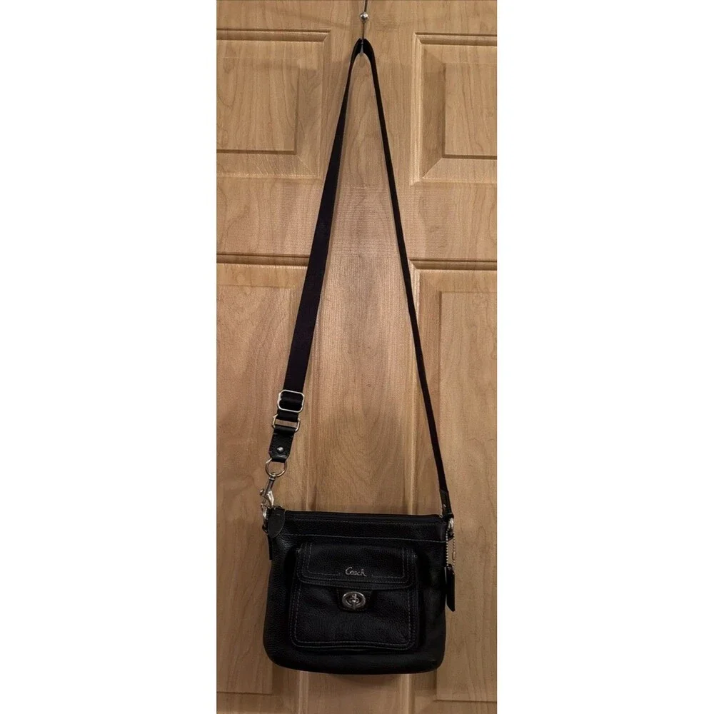 Coach Black Pebbled Leather Turn Lock Swingpack Crossbody Bag Purse. Great Cond!